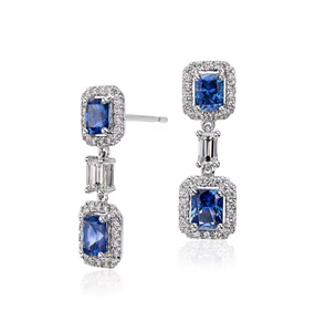 Boucles d'oreilles pendantes en or 14 carats avec saphir bleu radiant et halo de diamants (naturels) pour les mariages, les bijoux de mariée et les occasions festives - Product Image 3