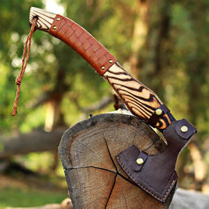 Hacha Tomahawk Artesanal de Acero Industrial con Alto Contenido de Carbono, Mango de Madera de Palisandro, Funda de Cuero, 1.5 kg, Multiusos, para Camping y Actividades al Aire Libre - Product Image 2