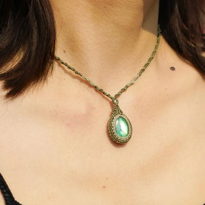 Collier pendentif en macramé fait main avec labradorite, style bohème naturel, cordon vert réglable, bijou de guérison - Product Image 3