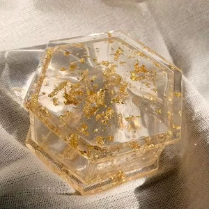 Boîte à mouchoirs carrée moderne en résine avec motif décoratif, support de mouchoirs de luxe pour hôtel, fournisseur indien pour cadeaux - Product Image 1