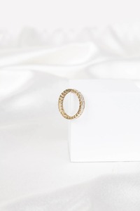 แหวนเพชรทรงเหลี่ยมมรกตเพาะเลี้ยงในห้องปฏิบัติการ 2.80 กะรัต แบบเต็มวง ประดับเพชรแบบ Bezel Set ดีไซน์เรียบหรู สามารถสวมซ้อนกับแหวนเพชรแบบอื่นได้ - Product Image 4