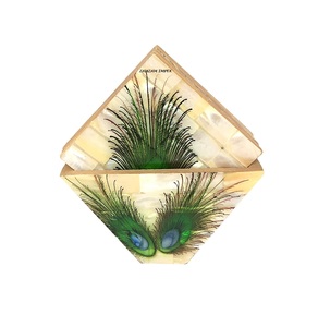 Sous-verre élégant fait main en nacre, motif plume de paon, pour décoration de table et cadeau - Product Image 3