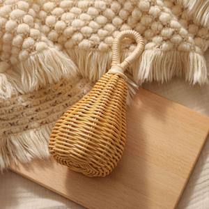 Venta al por mayor precio más barato mimbre campana de mano de madera ratán sonajeros hechos a mano bebé sonajero mordedor con campanas - Product Image 6