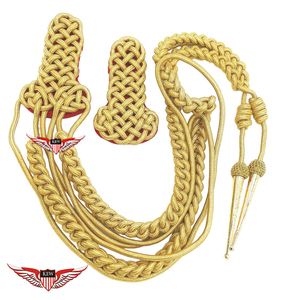 Aiguillette avec épaulettes en Mylar doré sur fond rouge, tressée, avec pointe dorée métallique - Product Image 1