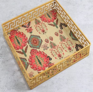 Plateau de service carré en métal avec base imprimée, plateau décoratif à cadre ajouré pour la maison, l'hôtellerie et les cadeaux, design personnalisé disponible - Product Image 5