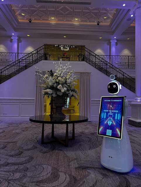 New Design Robot 32-Inch AI-Generated Custom Photo Booth for Party Event Wedding Birthday Commercial Celebration Automatic Print