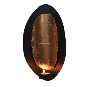 Lanterne décorative de Noël pour intérieur en or noir et or de forme ovale murale en métal faite à la main de marque IHA - Product Image 1