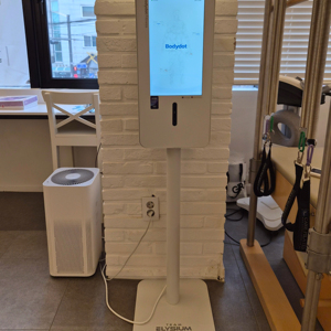 เครื่องวิเคราะห์ร่างกายอัจฉริยะ Bodydot BDF1000 พร้อมระบบ AI ตรวจสอบสุขภาพ โครงอะลูมิเนียมอัลลอยด์ที่ยืดหยุ่น ไม่สามารถพับได้ ติดตามร่างกายแบบเต็มรูปแบบ - Product Image 1