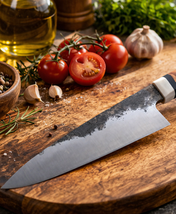 Cuchillo utilitario hecho a mano en acero con alto contenido de carbono, mango de resina, funda de cuero, ambidiestro, apto para lavavajillas, superficie de hoja martillada - Product Image 3