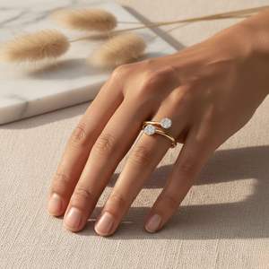 Anillo Minimalista de Moda con Diamantes Redondos de 0.30 CTW en Engaste de Bisel para Mujer - Product Image 6