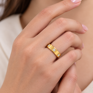 Bague de fiançailles classique en or jaune plaqué 14 carats avec diamant rond serti clos et moissanite, pour demande en mariage ou promesse - Product Image 3