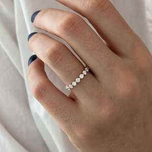 Bague de mariage avec diamants flottants de 1 carat, fine alliance éternelle 3/4, bague de mariage minimaliste en or jaune 14 carats avec diamants de laboratoire - Product Image 1