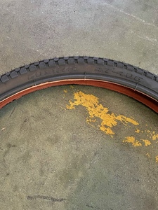 Pneu de vélo durable à motif blocs KB105 pour usage urbain, vélos pliants et VTT - Product Image 3