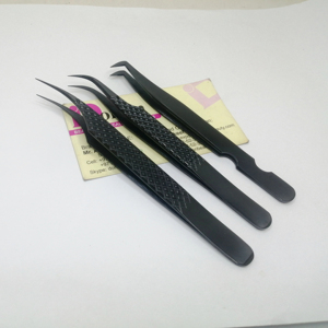 Pince à épiler en acier inoxydable noir à isolation plasma, courbée en J et pour volume russe, pour extensions de cils, marque privée - Product Image 1