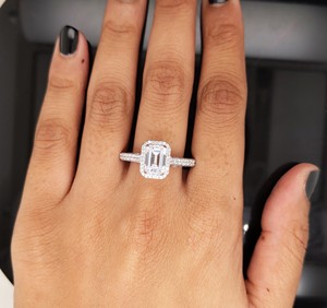 Anillo de compromiso de oro blanco de 14k con diamante de laboratorio de corte esmeralda, anillo solitario con micro pavé y halo, proveedor de anillos de boda de oro y diamantes - Product Image 2