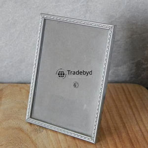 Cadre photo élégant en métal, accent décoratif haut de gamme pour la maison par Tradebyd - Product Image 1