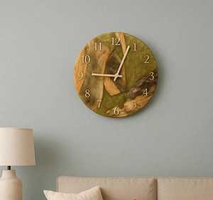 Horloge murale de luxe en résine époxy multicolore avec plateau en bois d'olivier à bords naturels, ronde, silencieuse, à suspendre, pour décoration artistique de la maison - Product Image 5