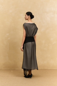 Robe longue en organza de soie rayée pour femme, épaule asymétrique, fente latérale et détail boutonné, coupe ample, respirante, élégante - Product Image 2