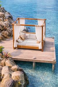 Lit de repos extérieur en bois avec rideaux et coussins blancs pour terrasse côtière - Product Image 2