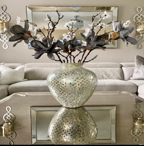 Ensemble de vases de sol géométriques en or martelé. Décoration d'intérieur luxueuse en métal à facettes multiples. Disponible à prix de gros. - Product Image 6