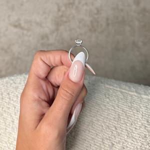 Bague de fiançailles en diamant de laboratoire taille radiant 2 carats _ Halo caché solitaire _ Or blanc 14 carats _ Certifié IGI D-VVS2 - Product Image 1