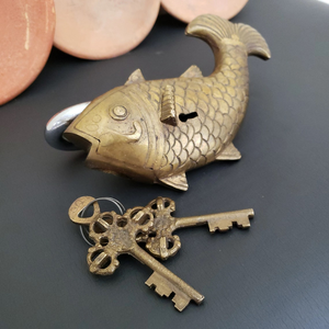 Cadenas antique en laiton en forme de poisson, serrure décorative vintage en métal avec clés squelette, design animal orné, décoration rustique pour la maison - Product Image 5