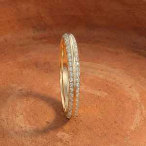 Bague de mariage minimaliste personnalisée en or massif 18 carats pour femme, sertie de diamants de laboratoire taille ronde, collection Wishes Jewelry - Product Image 4