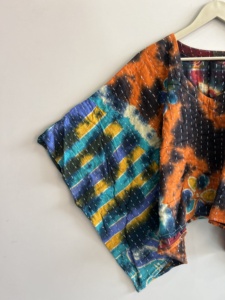 Top tradicional Kantha hecho a mano con teñido anudado vintage para mujer, poncho bohemio, top hippie. - Product Image 1