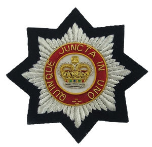 Badge de blazer brodé à la main de haute qualité avec épingle de sûreté, base en toile durable et détails en fil de métal pour logos personnalisés - Product Image 2