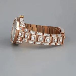 Reloj de diamantes de diseño de calidad de exportación para mujer con bisel de cristal para fiestas nocturnas. Disponible para la venta. - Product Image 2