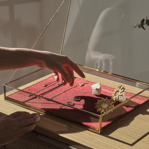 Impresionante organizador de joyas de metal y vidrio que transforma tus accesorios preciosos en una exhibición lujosa de elegancia. - Product Image 4