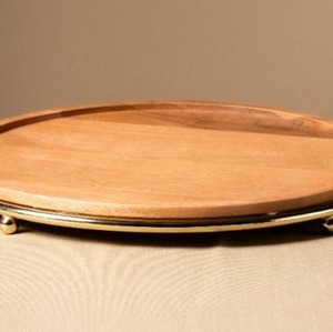 Exquisita Bandeja Redonda de Madera para Servir con Acabado de Grano Cálido y Elegantes Asas Doradas con Detalles de Hojas para Servir Comida - Product Image 4