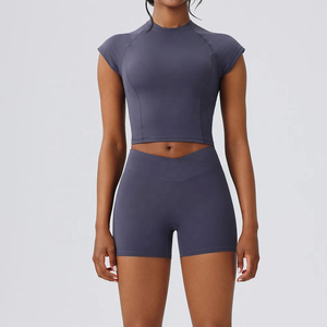 Ensemble de yoga 2 pièces, haut court taille haute et short, couleur unie, col rond, manches courtes, vêtements de sport pour femmes - Product Image 4