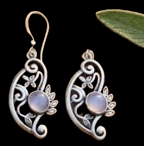 Boucles d'oreilles pendantes en pierre de lune blanche pour femmes, bijoux ethniques indiens bohèmes en argent pour mariages, fêtes et occasions spéciales - Product Image 4