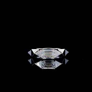 Bague solitaire en or blanc 14 carats plaqué rhodium avec diamant de laboratoire taille émeraude, bijou de luxe pour fiançailles - Product Image 1