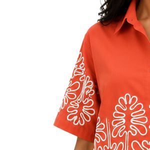 เสื้อเชิ้ตครอปสีส้มสำหรับผู้หญิง ปักลายดอกไม้สีขาว แขนสั้น สไตล์ลำลอง เสื้อผ้าฝ้ายสำหรับฤดูร้อน แฟชั่นดีไซเนอร์ ตัดเย็บตามสั่ง - Product Image 3