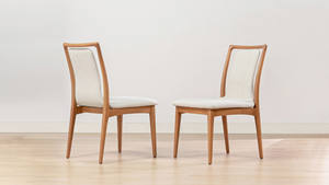 Chaise de salle à manger Shandy rembourrée en bois brun clair naturel avec structure en bois massif et assise en matériau olefine - Product Image 2