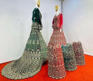 Lehenga Choli de Terciopelo para Bodas con Bordado Decorativo y Adornos de Piedras, Conjunto de Ropa Étnica Festiva - Product Image 1