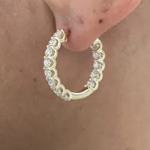 Pendientes de Aro con Diamantes Redondos de 2.33 Ct VS1 E-F, Creados en Laboratorio, Oro Amarillo de 14k - Product Image 2