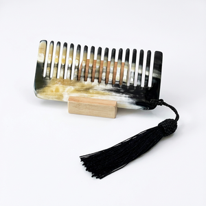 Peine de Cuerno Natural Hecho a Mano con Dientes Anchos y Borla, Venta al por Mayor, OEM, ODM, Logotipo Personalizado - Product Image 1