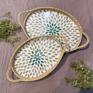 Plateau de service ovale en bambou LORD avec motif de feuilles et poignées à fleurs turquoise pour la décoration de table, modèle LV61617 - Product Image 2
