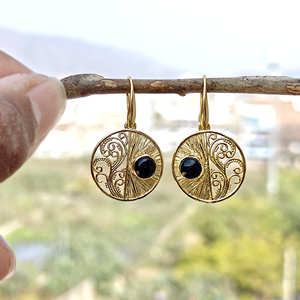Boucles d'oreilles pendantes de style ethnique, délicates, en onyx noir rond, en laiton massif plaqué or 18 carats, design filigrané, boucles d'oreilles pendantes imposantes. - Product Image 6
