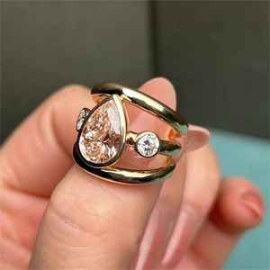 Bague à trois pierres et trois bandes en or massif 10 carats avec diamant rose fantaisie taille poire de 2,01 carats cultivé en laboratoire pour femme – Cadeau de fiançailles raffiné pour elle et moi - Product Image 3