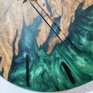Horloge murale en bois et résine faite à la main, très demandée, style moderne, en époxy, pour salon, chambre, bureau, disponible à la vente - Product Image 4