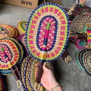 พร้อมส่ง พัดใบหญ้าทะเล ปี 2026 วัสดุคุณภาพเยี่ยม เป็นมิตรกับสิ่งแวดล้อม พัดสานสำหรับคลายร้อนและตกแต่งงานอีเว้นท์ ของขวัญ - Product Image 2