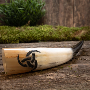 Corne à boire viking artisanale écologique en véritable corne de buffle, forme naturelle, avec support, style rune gravé, décoration de bar, cadeau - Product Image 5