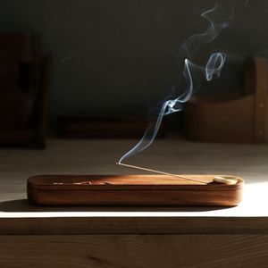 Support décoratif durable en bois de santal naturel fait main pour bâtonnets d'encens, aromathérapie, méditation, yoga, temple, prière - Product Image 1