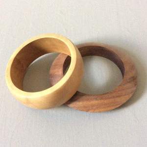 SOFIYA CRAFT Juego de Brazaletes de Madera Natural para Mujer, Redondos, Pulidos, con Grano Marrón, Lisos, Clásicos, Regalo de Joyería Católica - Product Image 2