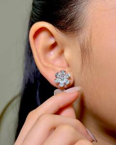 Pendientes de Oro Blanco Sólido de 14K con Diamantes Cultivados en Laboratorio en Forma de Pera, Diseño Floral, Regalo de Aniversario de Bodas para Mujer - Product Image 4