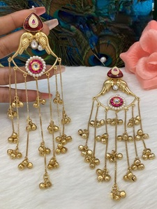 Hermosos pendientes largos con acabado dorado de la mejor calidad, con aspecto de piedra Kundan, para mujeres y niñas, colección para fiestas y eventos nocturnos. - Product Image 2